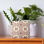 Bruin, roze, geometrisch mozaïekpatroon tegeltje<br><div class="desc">Moderne en unieke decoratieve tegel met een naadloos patroon in mozaïekstijl,  gemaakt van veel geometrische elementen in bruine,  roze en roomtinten.</div>
