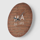 Bruin rustieke baksteen voeg naam letter jaardatum grote klok (Hoek)