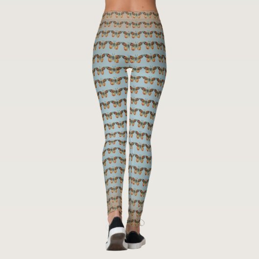 Bruin Sinaasappel Monarch Vlinders op licht Blauw Leggings (Achterkant)