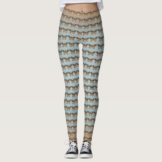 Bruin Sinaasappel Monarch Vlinders op licht Blauw Leggings (Voorkant)