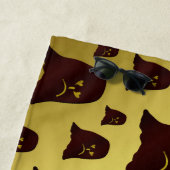 bruin, spook, heap, gezicht, gouden, glanzend, pat strandlaken (In situ)