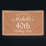 Bruin wit 40th Birthday Party Spandoek<br><div class="desc">Zacht bruin en wit 40e verjaardagsfeest voor de viering van een vrouw. De tekst is een elegante doopvont van het calligrafiemanuscript. Neem contact met ons op voor hulp bij aanpassingen of om passende producten aan te vragen.</div>