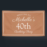 Bruin wit 40th Birthday Party Spandoek<br><div class="desc">Zacht bruin en wit 40e verjaardagsfeest voor de viering van een vrouw. De tekst is een elegante doopvont van het calligrafiemanuscript. Neem contact met ons op voor hulp bij aanpassingen of om passende producten aan te vragen.</div>