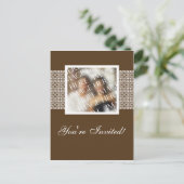 Bruin-witte fotosjabloon bruiloft bespaart datum aankondigingskaart (Staand voorkant)