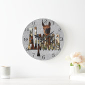 bruine alpaca met alpaca-Logo op zilver, Grote Klok (Huis)