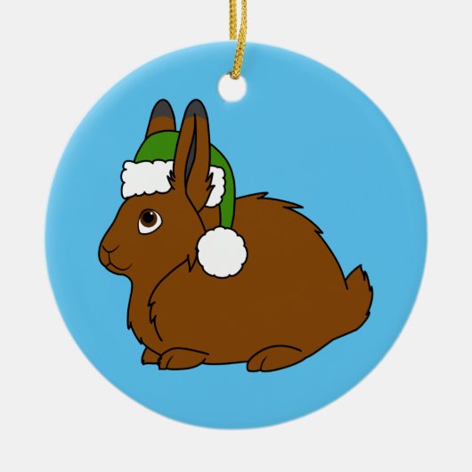 Bruine Arctische haas met kerstgroene kerstmanshat Keramisch Ornament (Voorkant)