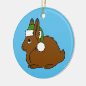Bruine Arctische haas met kerstgroene kerstmanshat Keramisch Ornament (Links)