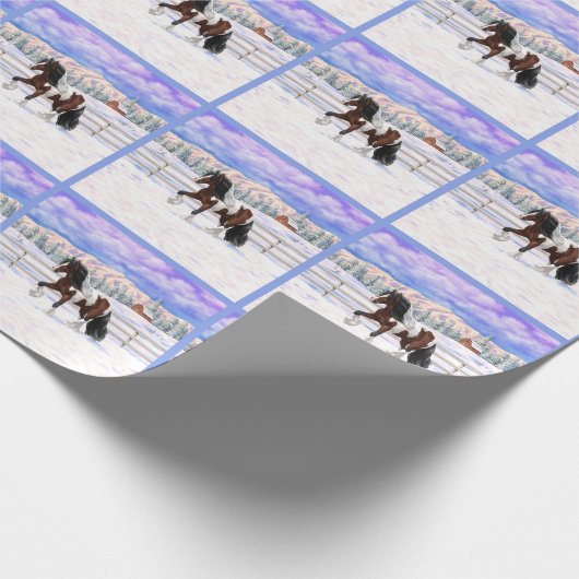 Bruine baai met zigeunerbanner ontwerppaard in sne cadeaupapier (Hoek)