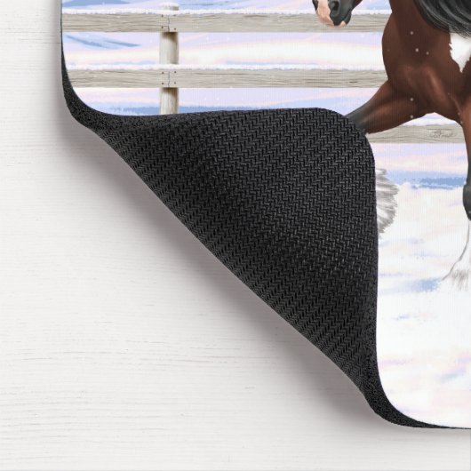 Bruine baai met zigeunerbanner ontwerppaard in sne muismat (Hoek)