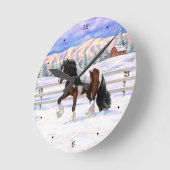 Bruine baai met zigeunerbanner ontwerppaard in sne ronde klok (Hoek)