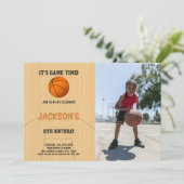 Bruine Basketbal Verjaardag Uitnodigingen met Foto (Staand voorkant)