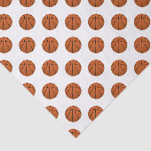 Bruine basketbalballen op wit tissuepapier (Detail)