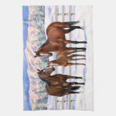 Bruine Bay Quarter Paarden in sneeuw Theedoek (Verticaal)