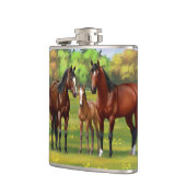 Bruine bazardpaarden in zomerperiode heupfles (Links)