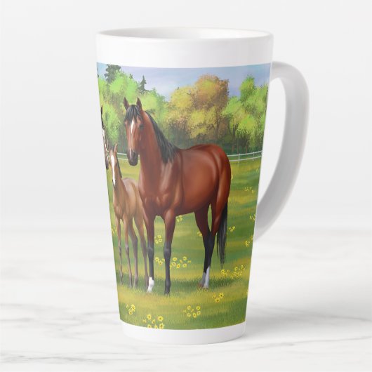 Bruine bazardpaarden in zomerperiode latte mok (Rechterhoek)