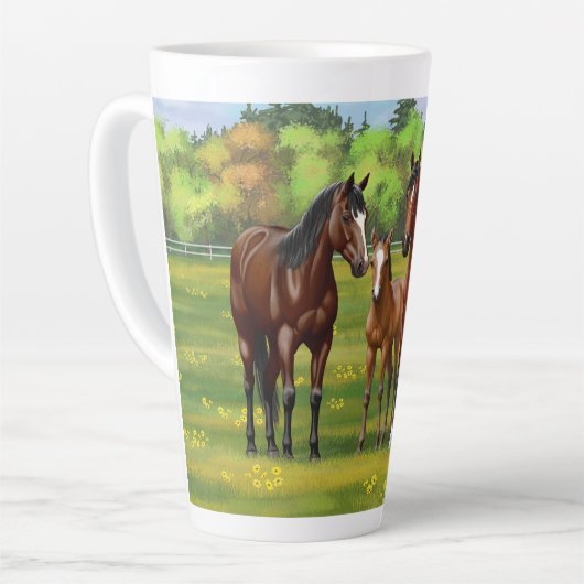 Bruine bazardpaarden in zomerperiode latte mok (Linkerhoek)