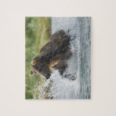 Bruine beer die zalm achterna zit in rivier legpuzzel (Verticaal)