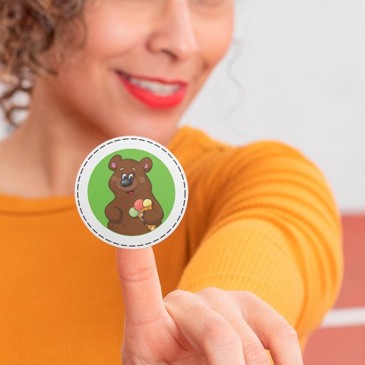 Bruine beer met ijs ronde sticker