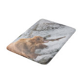 Bruine beer vangt rode zalm badmat (Gekanteld)