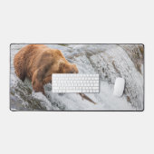 Bruine beer vangt rode zalm bureaumat (Keyboard & Muis)