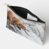 Bruine beer vangt rode zalm etui (Open)