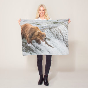 Bruine beer vangt rode zalm fleece deken