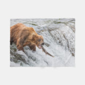 Bruine beer vangt rode zalm fleece deken (Voorkant (Horizontaal))