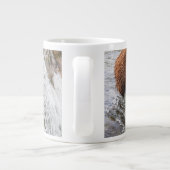 Bruine beer vangt rode zalm grote koffiekop (Achterkant)