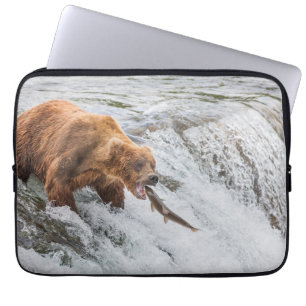 Bruine beer vangt rode zalm laptop sleeve