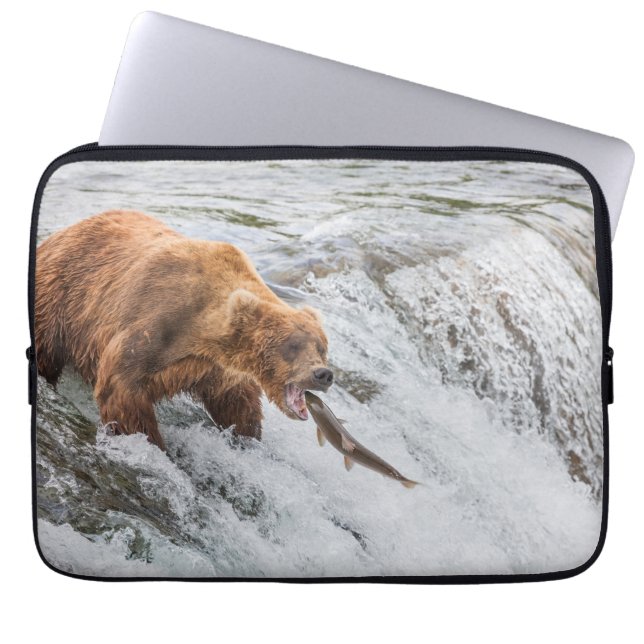Bruine beer vangt rode zalm laptop sleeve (Voorkant)