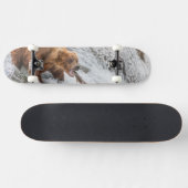 Bruine beer vangt rode zalm persoonlijk skateboard (Horizontaal)