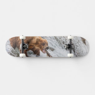 Bruine beer vangt rode zalm persoonlijk skateboard