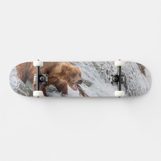 Bruine beer vangt rode zalm persoonlijk skateboard (Horizontaal)
