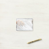 Bruine beer vangt rode zalm post-it® notes (Op bureau)