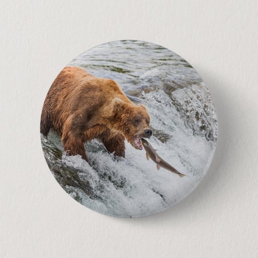 Bruine beer vangt rode zalm ronde button 5,7 cm (Voorkant)