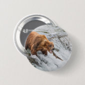 Bruine beer vangt rode zalm ronde button 5,7 cm (Voorkant /achterkant)