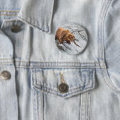 Bruine beer vangt rode zalm ronde button 5,7 cm (In situ)