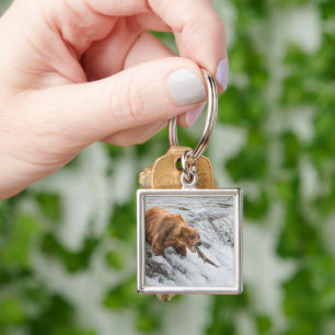 Bruine beer vangt rode zalm sleutelhanger
