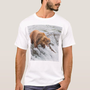 Bruine beer vangt rode zalm t-shirt