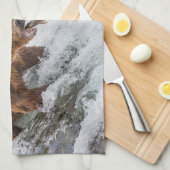 Bruine beer vangt rode zalm theedoek (Quarter Fold)
