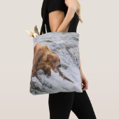 Bruine beer vangt rode zalm tote bag (Dichtbij)