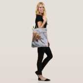 Bruine beer vangt rode zalm tote bag (Op model)