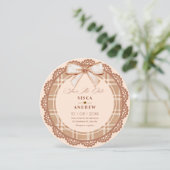 Bruine beige strik met strepen bruiloft save the date (Staand voorkant)