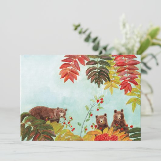 Bruine beren die rode lijsterbessen eten kaart (Staand voorkant)