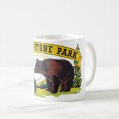 Bruine beren in Yellowstone National Park in oude  Koffiemok (Voorkant rechts)