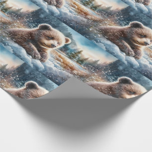 Bruine berenjong in wintersneeuw en dennenbomen cadeaupapier