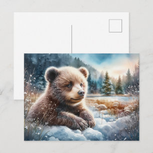 Bruine berenjong in wintersneeuw en pijnbomen briefkaart