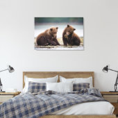 Bruine berenjongen bij de stroom canvas afdruk (Insitu (Slaapkamer))
