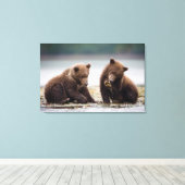 Bruine berenjongen bij de stroom canvas afdruk (Insitu (Houten vloer))