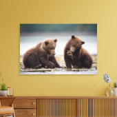 Bruine berenjongen bij de stroom canvas afdruk (Insitu (Woonkamer))
